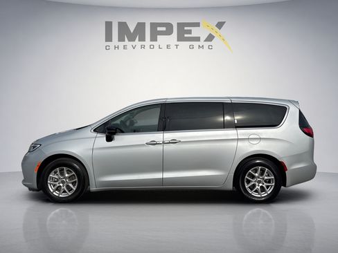 Used 2024 Chrysler Pacifica Touring-L FWD image 2