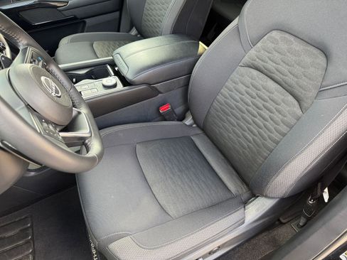 Used 2025 Nissan Pathfinder SV AWD/4WD image 38