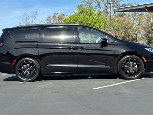 Used 2025 Chrysler Pacifica Limited image 10