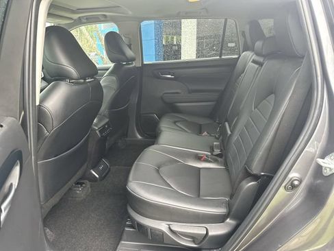 Used 2024 Toyota Highlander XLE FWD image 27