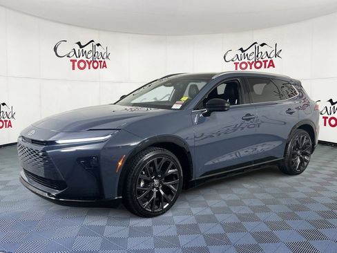 Used 2025 Toyota Crown Signia image 2