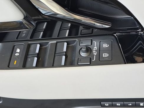 Certified 2025 Land Rover Range Rover Evoque Dynamic SE AWD/4WD image 30