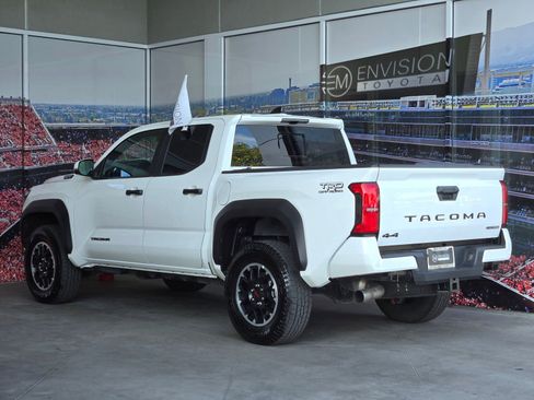 Certified 2025 Toyota Tacoma TRD Off-Road AWD/4WD image 6