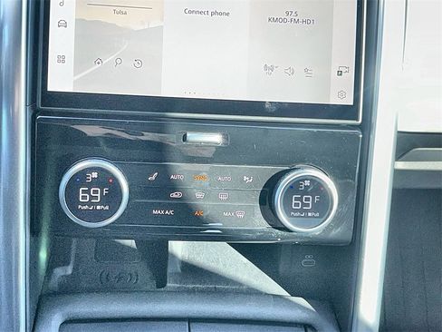 Used 2024 Land Rover Discovery Metropolitan Edition image 27