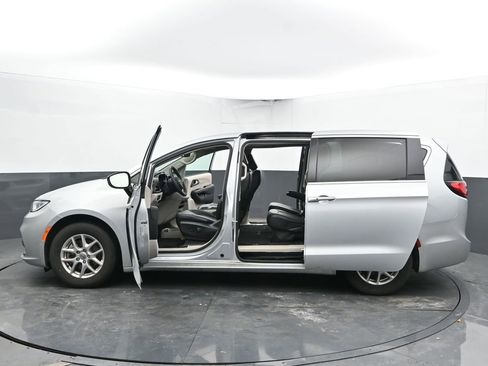Used 2024 Chrysler Pacifica Touring-L FWD image 56