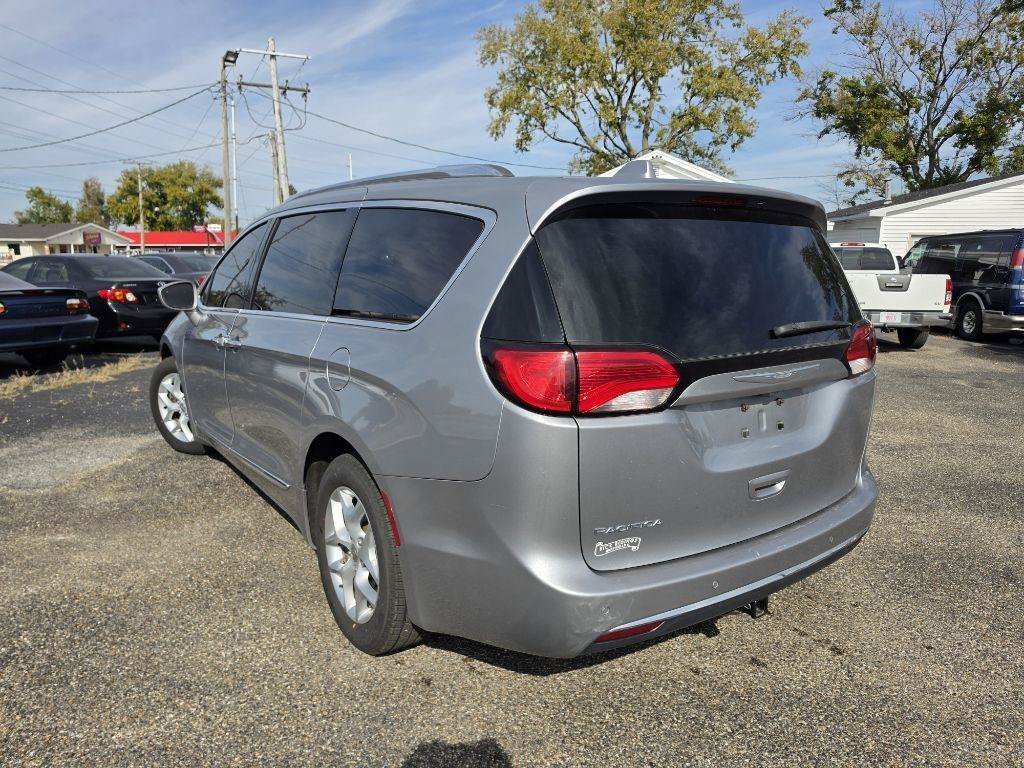 Used 2017 Chrysler Pacifica Touring-L Plus w/ Tire & Wheel Group FWD image 7