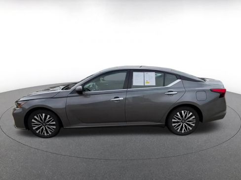 Used 2025 Nissan Altima 2.5 SV FWD image 8