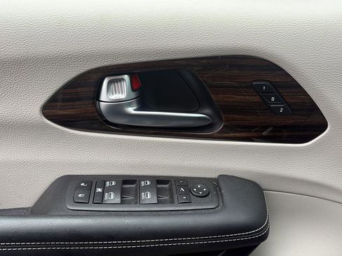 Used 2023 Chrysler Pacifica Limited w/ Uconnect Theater Family Group image 22