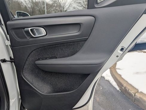 Used 2025 Volvo XC40 B5 Core image 28