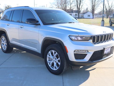 Used 2022 Jeep Grand Cherokee Limited image 3
