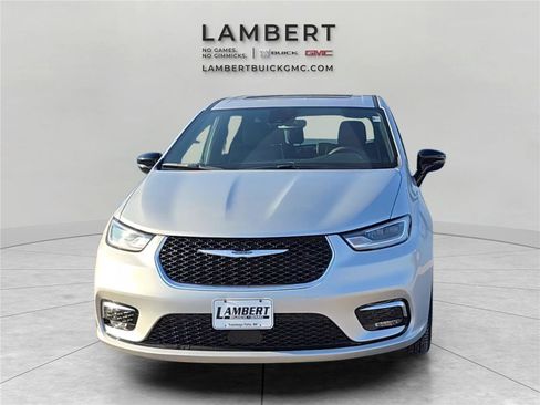 Used 2026 Chrysler Pacifica Limited image 3