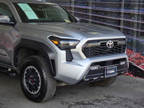 Certified 2025 Toyota Tacoma TRD Off-Road image 2