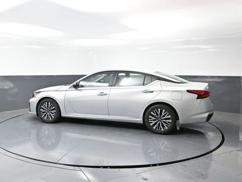 Used 2024 Nissan Altima 2.5 SV image 10