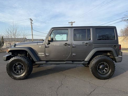 Used 2018 Jeep Wrangler Unlimited Sport S image 4
