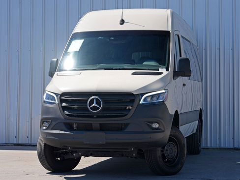 Used 2023 Mercedes-Benz Sprinter 2500 image 3