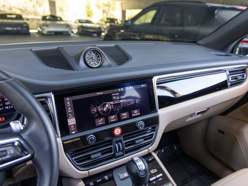 Certified 2026 Porsche Macan AWD/4WD image 41