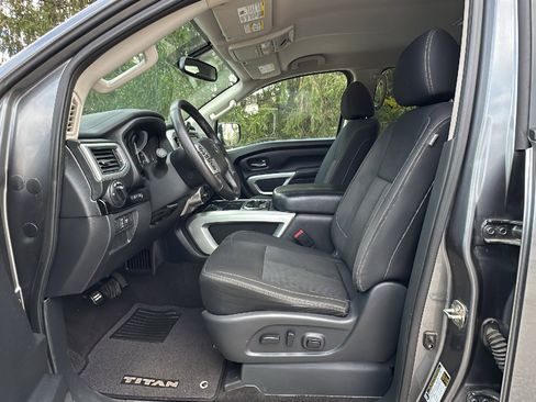Used 2018 Nissan Titan SV w/ SV Convenience Package image 13