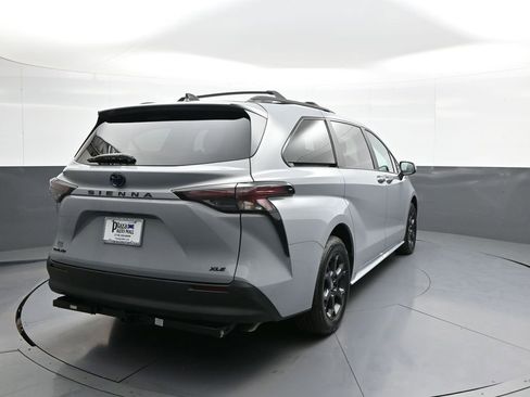 Used 2025 Toyota Sienna XLE Woodland Edition AWD/4WD image 6