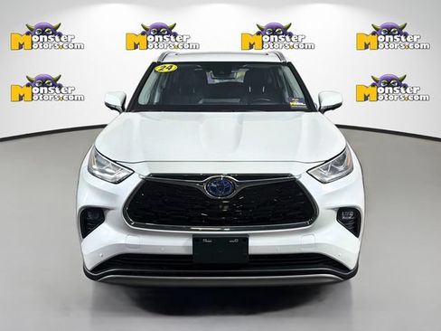 Used 2024 Toyota Highlander Platinum AWD/4WD image 2