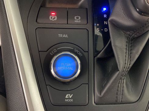 Used 2020 Toyota RAV4 Limited AWD/4WD image 17