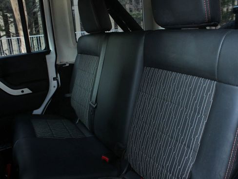 Used 2012 Jeep Wrangler Unlimited Sahara AWD/4WD image 17