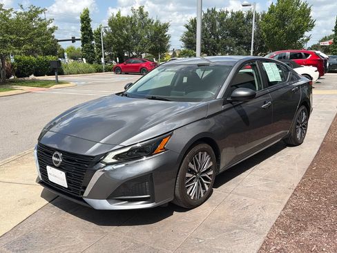 Used 2025 Nissan Altima 2.5 SV FWD image 9