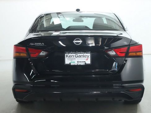 Used 2025 Nissan Altima 2.5 SV FWD image 41