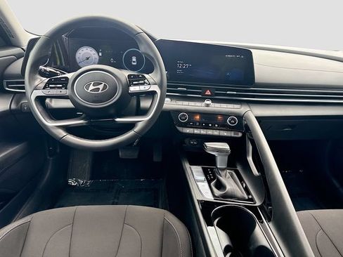Certified 2025 Hyundai Elantra SEL FWD image 21