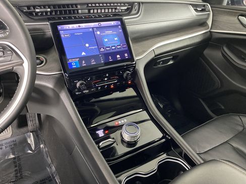 Used 2023 Jeep Grand Cherokee Limited image 29