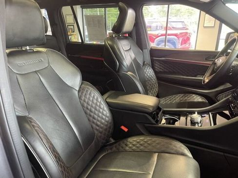 Used 2025 Jeep Grand Cherokee Summit w/ Obsidian Package AWD/4WD image 11