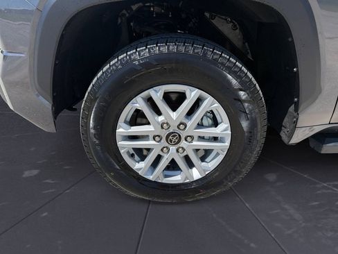 Used 2022 Toyota Tundra SR5 w/ SR5 Convenience Package AWD/4WD image 14