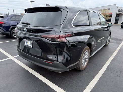 Used 2025 Toyota Sienna LE image 4
