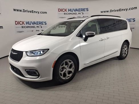 Used 2023 Chrysler Pacifica Limited FWD image 1