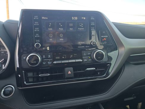 Used 2020 Toyota Highlander XLE image 24