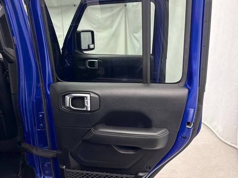 Used 2018 Jeep Wrangler Unlimited Sahara w/ Cold Weather Group AWD/4WD image 35
