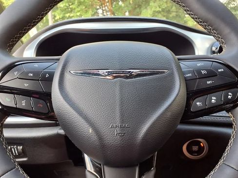 Used 2026 Chrysler Pacifica Limited w/ S Appearance Package FWD image 17