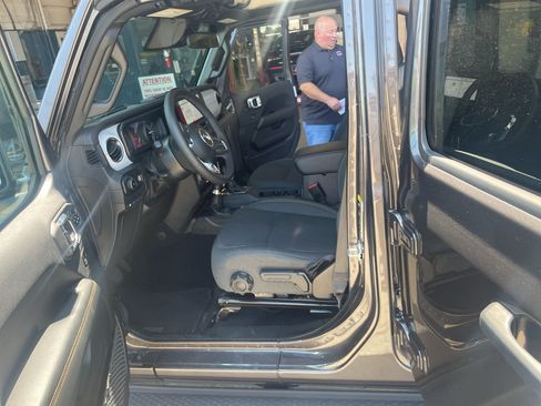Used 2025 Jeep Wrangler Unlimited Sahara AWD/4WD image 15