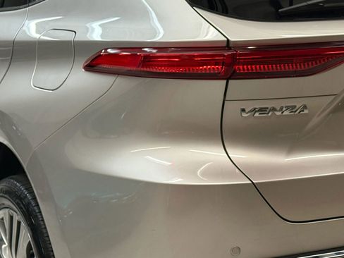 Used 2023 Toyota Venza Limited image 12