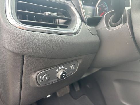 Used 2023 Chevrolet Equinox Premier image 11