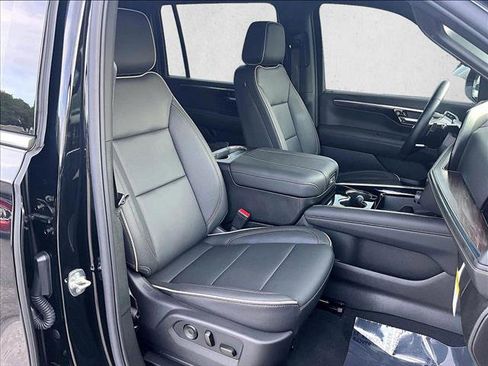 Used 2026 Chevrolet Suburban Premier RWD image 9
