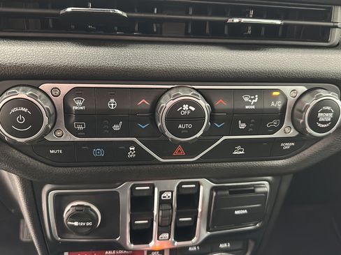 Used 2024 Jeep Wrangler Unlimited AWD/4WD image 17