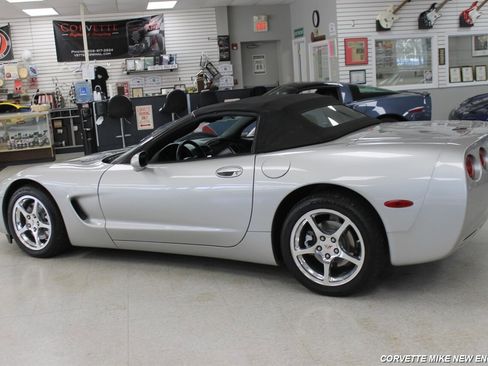 Used 2004 Chevrolet Corvette w/ Preferred Equipment Group image 11