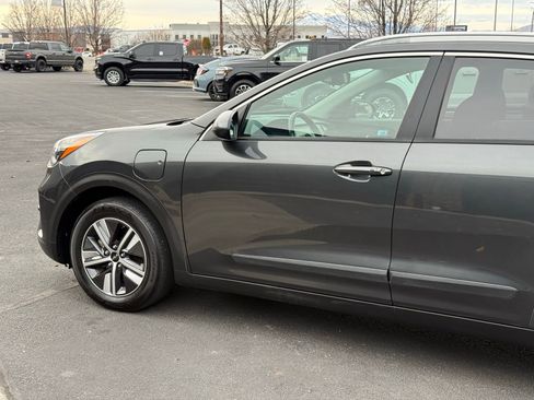 Used 2022 Kia Niro LXS image 9