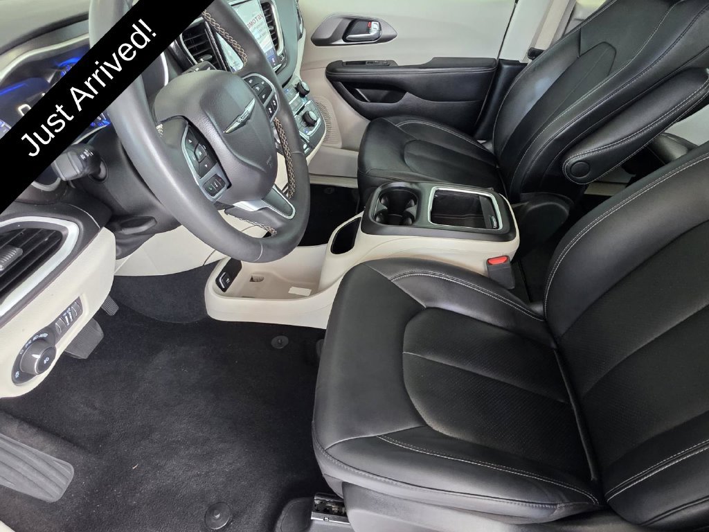 Certified 2024 Chrysler Pacifica Touring-L FWD image 7
