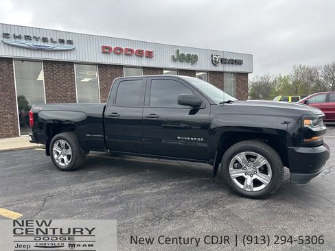 Used 2017 Chevrolet Silverado 1500 Custom w/ Custom Convenience Package AWD/4WD image 3