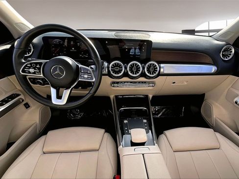 Used 2023 Mercedes-Benz GLB 250 w/ Premium Package image 7