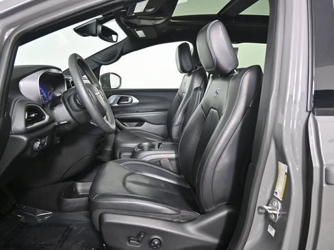 Used 2022 Chrysler Pacifica Touring-L w/ S Appearance Package image 23