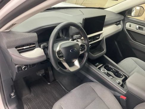 Used 2025 Ford Explorer Active AWD/4WD image 6