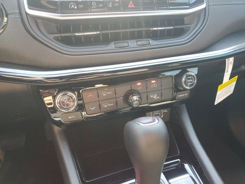 New 2026 Jeep Compass Latitude image 17