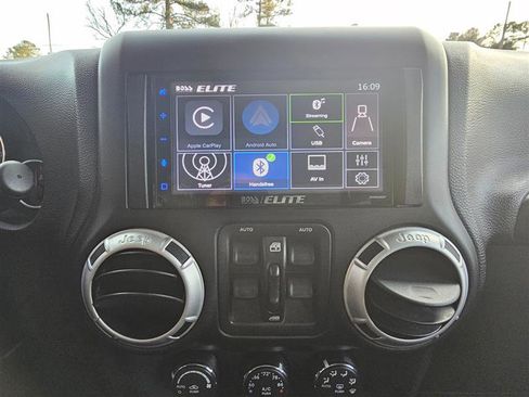 Used 2016 Jeep Wrangler Unlimited Rubicon image 13